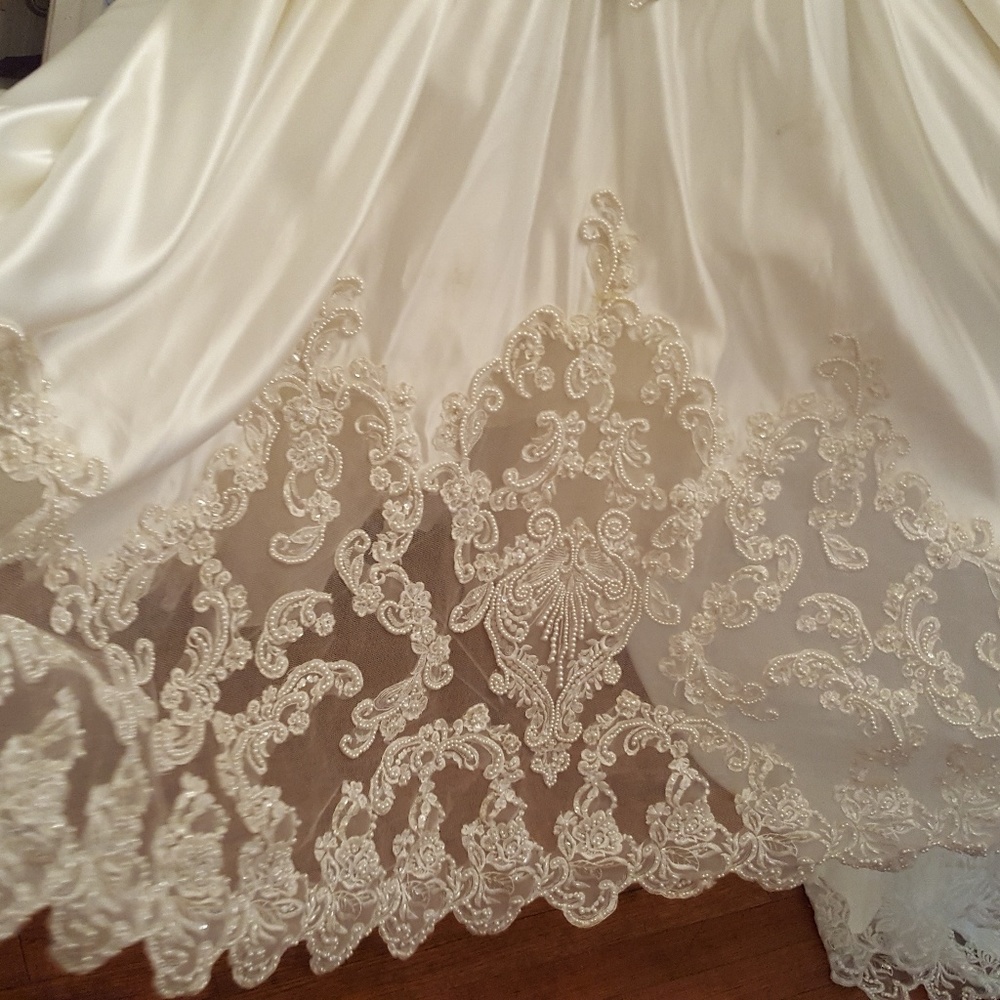 Cream beaded wedding dress - Picture 8 of 8